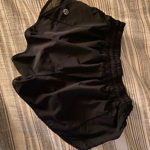 Lululemon Low Rise Hotty Hot 2.5 Short